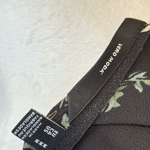 Vero Moda Black Midi Wrap Dress with White Floral Print - Picture 5 of 6